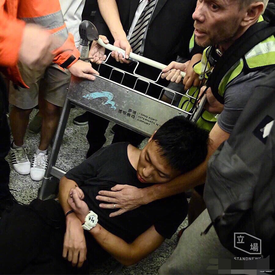 XaKz6Xjks5NWJzC's tweet photo. #HongKongProtesters #HongKongAirport Beating innocent people, is that what you call freedom and democracy? https://t.co/1IgMjZZASf
