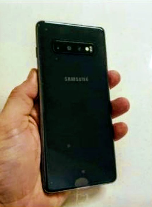 Fernand37890758's tweet photo. Comprei o S10+ e muito bom demorei para pegar e também estou dando a skin ikonik https://t.co/KBQlGhRsep