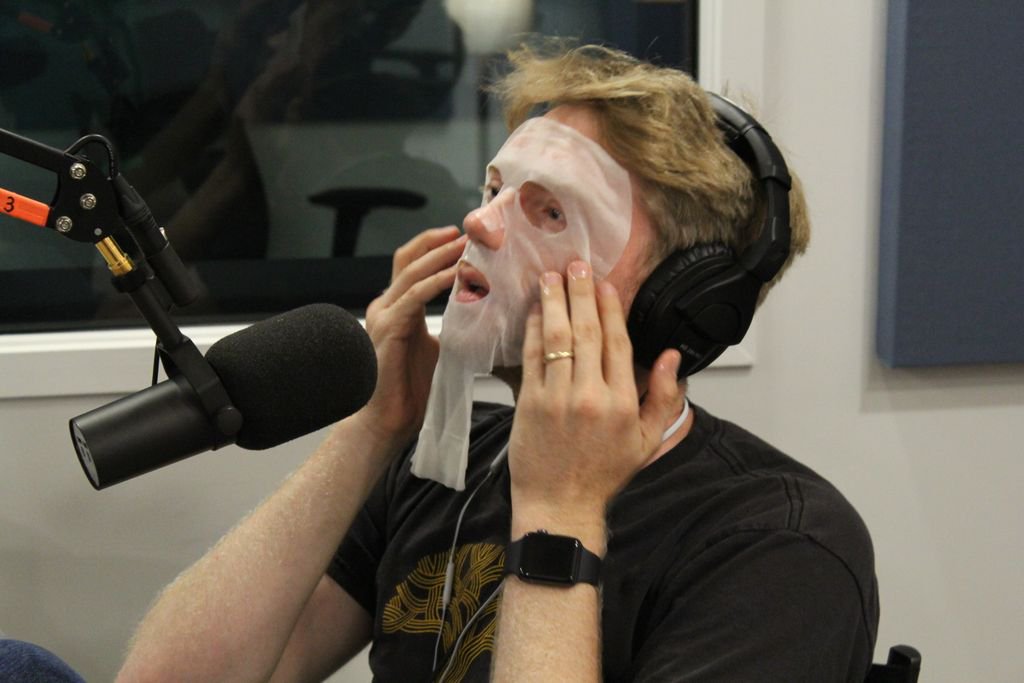 earwolf's tweet photo. This week on Hollywood Handbook, The Boys give @Jackie_Michele from the podcast #NatchBeaut a makeover challenge 💇💄💅 https://t.co/dlgDQTQwcF https://t.co/SabutTV9bV