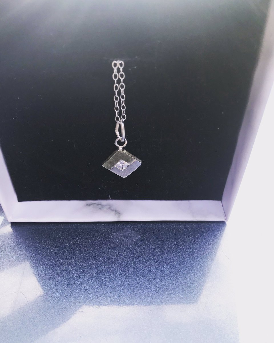 ksjewelryy's tweet photo. AVAILABLE 🇬🇭🔥🇬🇭🔥🇬🇭
#italiansilver #men#women #style #class #jewelry #accra #ghana #ksjewlry #sparkle #shine#custom #customization #coin#love#gift#coinnecklace #washing #polishing #stonesetting #remolding #unique#watch#rosegold#demand#locketbracelets#anklet#italiansilver925#gift https://t.co/yPVcbis0FM