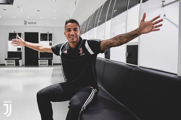 juventusfcjp's tweet photo. 📸 アリアンツ・スタジアムとユヴェントスミュージアムを訪れた @2DaniLuiz のベストショット!
ギャラリー ➡️ https://t.co/tyA5biz2t7
#WelcomeDanilo https://t.co/5V1T5EoVqe