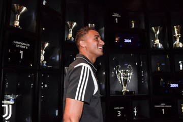 juventusfcjp's tweet photo. 📸 アリアンツ・スタジアムとユヴェントスミュージアムを訪れた @2DaniLuiz のベストショット!
ギャラリー ➡️ https://t.co/tyA5biz2t7
#WelcomeDanilo https://t.co/5V1T5EoVqe