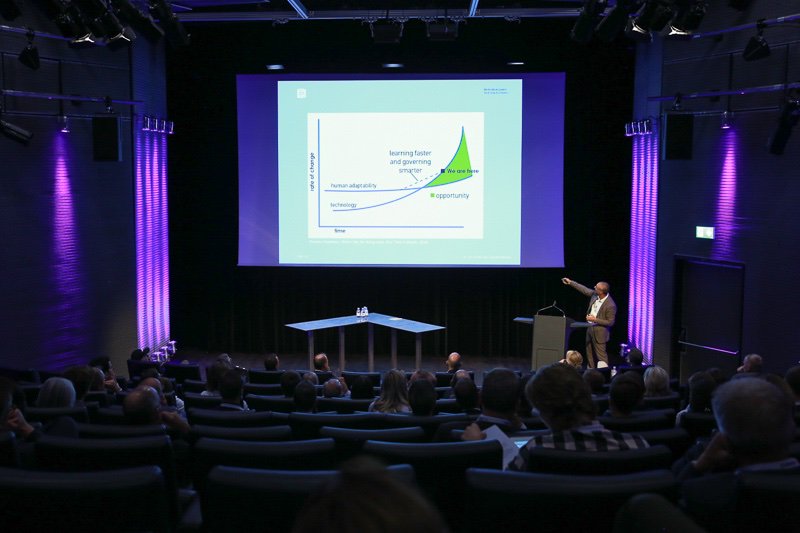 DigitalForumCH's tweet photo. Für Dr. Clemente Minonne bedeutet Digitalisierung in erster Linie wirtschaftliche Transformation, welche in der Konsequenz einen gesellschaftlichen Wandel erfordere. #DEF19 https://t.co/SnfUy3svKB