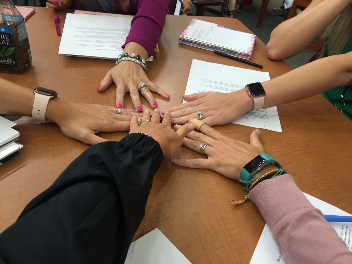MrsGrabfelder's tweet photo. We are excited to collaborate with new team members and to meet our new students! #leightonpride 
👯‍♂️🎉💚 https://t.co/HzOrQw0vjV