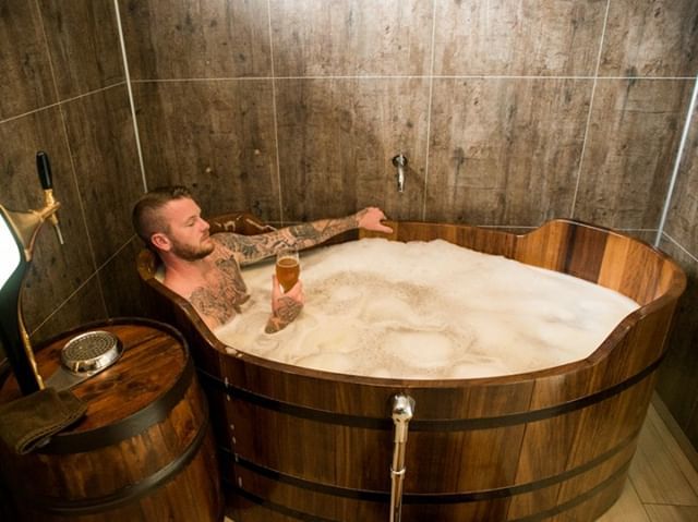 ArcticCoastWay's tweet photo. Bathing in young beer is good for the skin. In North Iceland, you'll find the only place in the country where this is possible. The bonus - next to the baths are beer draughts where you can taste the local beer from Kaldi.

#measuredbymoments #arcticcoas… https://t.co/WTfBZXBWi1 https://t.co/fiq0xTHOKO