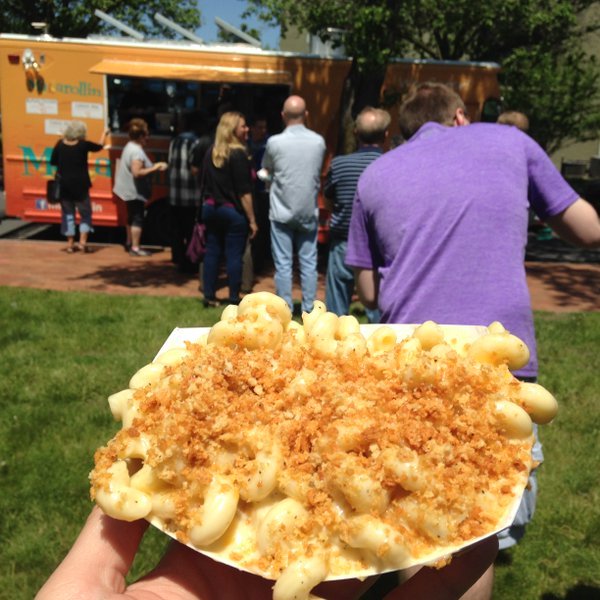 FTFofAmerica's tweet photo. Hey #Portsmouth here we come.  Sunday at @CiscoBrewers it's the #NewHampshire #foodtruck &amp; #CraftBeer fest w/all the great Cisco beers &amp; 20+ of NE's best trucks! @RoxysGrilledChz @Trolley_Dogs @KowloonMobile @ClydesCupcakes @creamncrunch603 @IGottaQ @whoopie_wagon @Saycheeseft https://t.co/1ymiIH5LjP