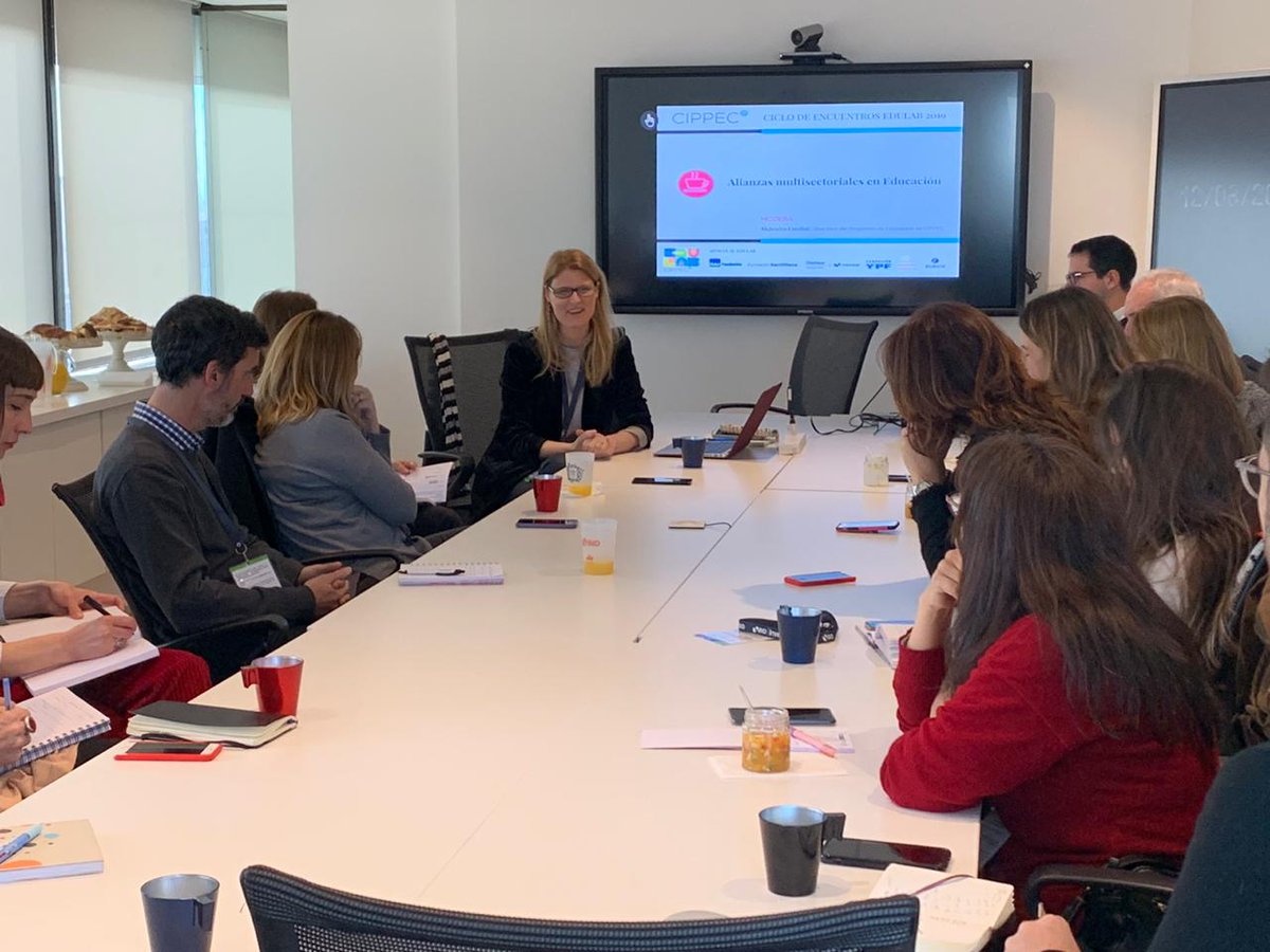EducacionCIPPEC's tweet photo. Ayer realizamos una nueva edición del Ciclo de Encuentros del #EduLabCIPPEC. En este marco, @Andreabergam, de @el_BID en Argentina, @AngelaDannemann, CEO de @ItauSocial, presentaron los retos y oportunidades de la conformación de Alianzas Multisectoriales en Educación. https://t.co/sCNnxl48Q6