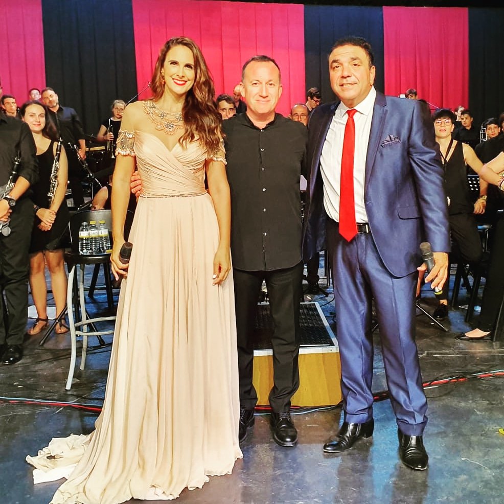 GarpeMusic's tweet photo. Bajo un cielo estrellado en la localidad de #Bétera, el maestro Pedro Vicente Alama dirigió anoche al Centro Artístico Musical en el espectáculo México Lindo Sinfónico. Nuria Fergó junto a Felipe Garpe y los acordes de los mariachis, consiguieron transportar a los asistentes. https://t.co/m56ZGfe06u