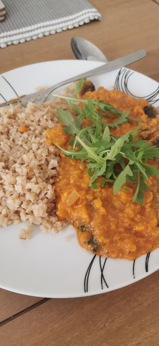 Elly_Harries's tweet photo. Made @thebodycoach sweet potato and kale curry but minus the kale (don't like it!) served with cauliflower rice and rocket salad. (did add some mushrooms in the curry!). Omg!!   It is lush!  #veggieleanin15 #leanin15 https://t.co/haJz4gxaGI