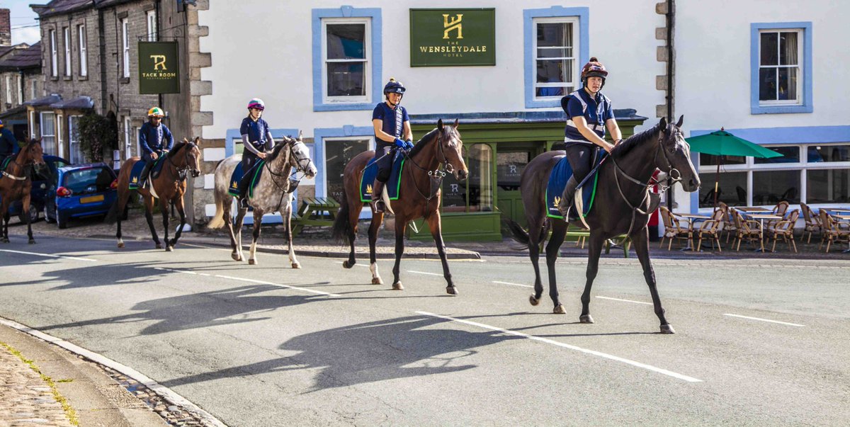 Every morning we get the pleasure of seeing the racehorses walking through the streets of Middleham. 🐎