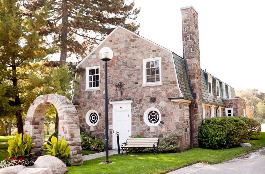 EstatesofSunny's tweet photo. One of our spring bride’s shared this capture of her ceremony set up at the Coach House. Isn’t it gorgeous?! We absolutely adore intimate celebrations. 
#outdoorwedding #weddingcelebrations #weddingceremony #weddingplanning #torontowedding #coachhousewedding https://t.co/behjFAiFaQ