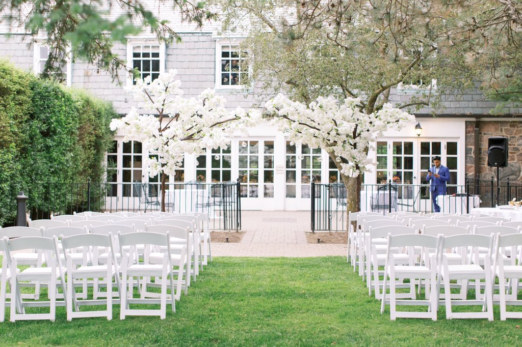 EstatesofSunny's tweet photo. One of our spring bride’s shared this capture of her ceremony set up at the Coach House. Isn’t it gorgeous?! We absolutely adore intimate celebrations. 
#outdoorwedding #weddingcelebrations #weddingceremony #weddingplanning #torontowedding #coachhousewedding https://t.co/behjFAiFaQ