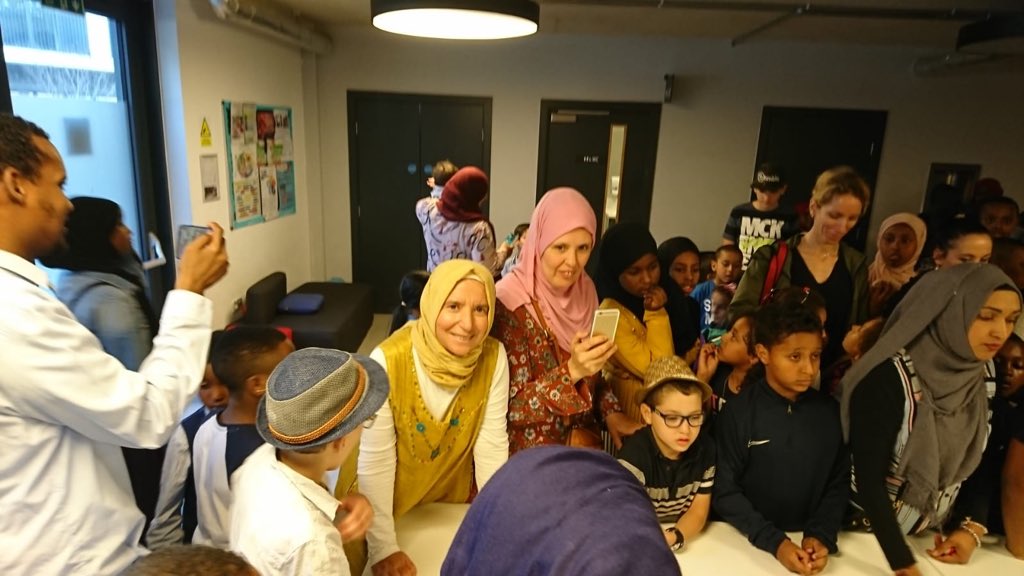 kalmirec's tweet photo. Londra’da düzenlenen Pembury Childern’s Community Programına HKÜ KalMIREC’de katıldı.Hackney Belediye Başkanı,Londra’da yaşayan Nijeryalı,Sudanlı,Somalili,Eritreli ve Etiyopyalı müslüman göçmenlerin bayramlarını kutladı.Programda Somali dil kursuna katılanlara sertifika verildi. https://t.co/zAumxDfxIf
