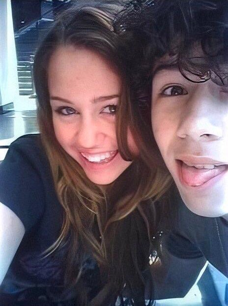 greasygawd's tweet photo. @JonasTacos I’m sitting here like #nileyforever https://t.co/vl5cLwGqC6