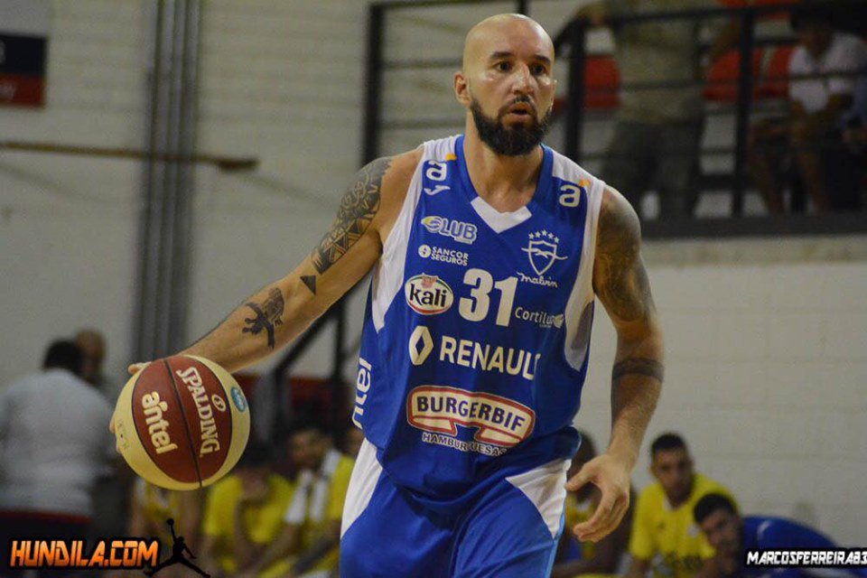 Sebastián Vázquez fue confirmado como nuevo jugador de #Pacaembu para la próxima Liga Regional de Soriano. Se suma a un plantel con muchos nombres conocidos y se transforma en el gran candidato a quedarse con el título hundila.com/index.php/en/u…