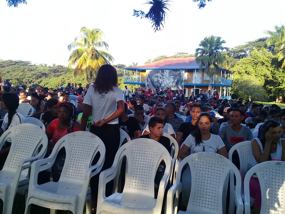 AnelYonier's tweet photo. Jóvenes holguineros celebran cumpleaños de nuestro Comanadante Fidel. #SomosContinuidad. https://t.co/ZmQ2G7BPS9