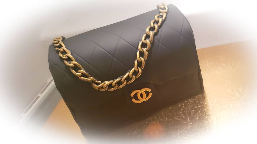 CakeHeels's tweet photo. #chanel #chanelpurse #chanelpursecake #heels #stilettos #chanelno5 #lipstick #eyeshadow #redlips #blush #blushbrush #chanelbag https://t.co/okhwkkDywJ