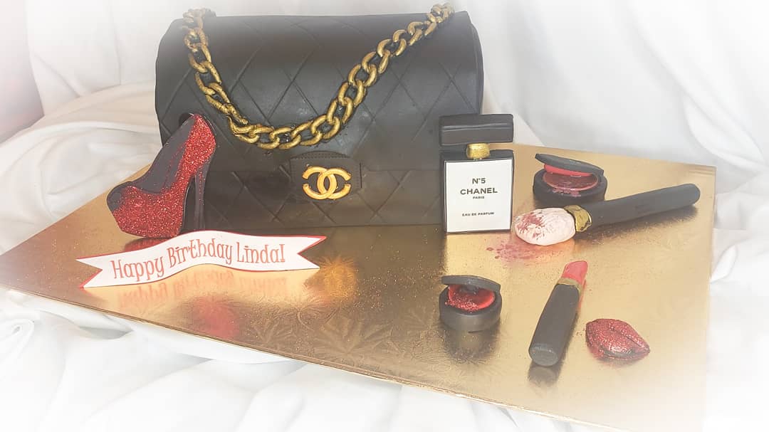 CakeHeels's tweet photo. #chanel #chanelpurse #chanelpursecake #heels #stilettos #chanelno5 #lipstick #eyeshadow #redlips #blush #blushbrush #chanelbag https://t.co/okhwkkDywJ