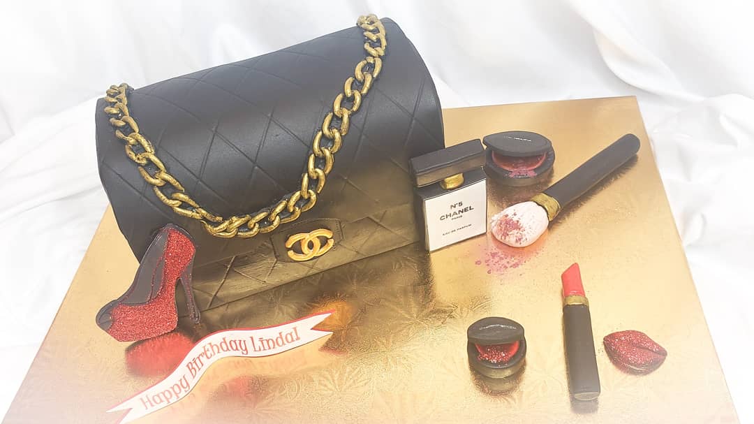 CakeHeels's tweet photo. #chanel #chanelpurse #chanelpursecake #heels #stilettos #chanelno5 #lipstick #eyeshadow #redlips #blush #blushbrush #chanelbag https://t.co/okhwkkDywJ