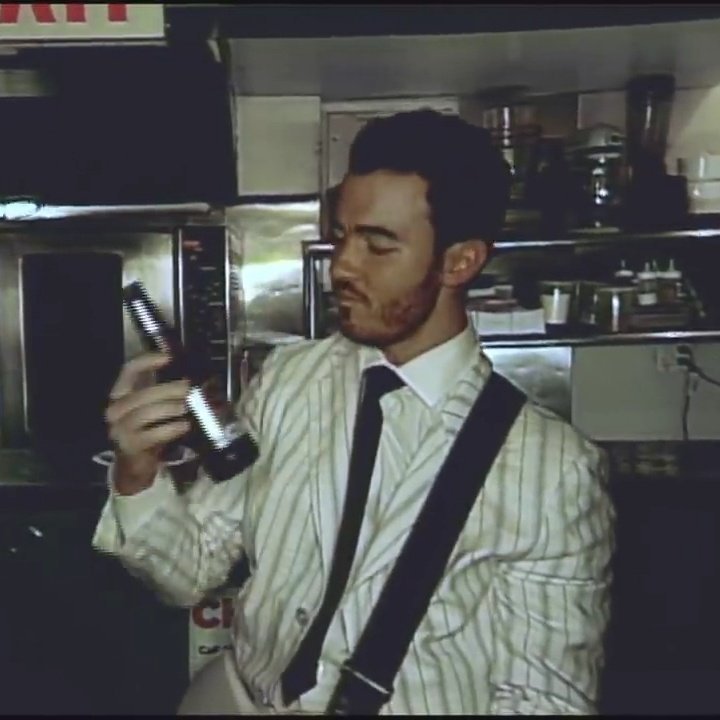 HeyJonasForever's tweet photo. En todos los vídeos musicales de esta era de los Jonas aparecen bebiendo alcohol o mostrando algún trago. Ahora fue turno de Kevin. 😂 #ONLYHUMANVIDEO 

En Cool fue Joe. Y en Sucker fue Nick. https://t.co/QtAKFSIJ0w