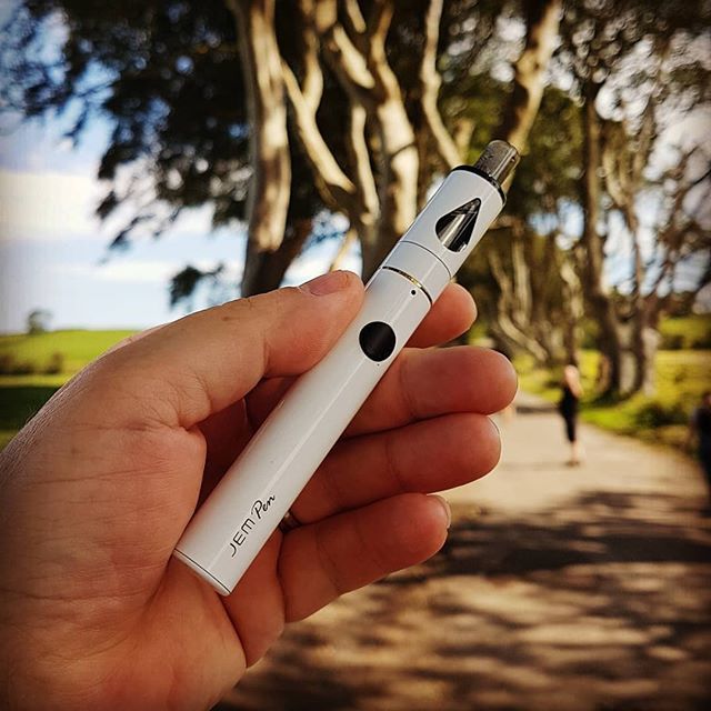 Innokintech's tweet photo. Today's handcheck of #JemPen , a easy-to-use starter kit with the great flavor, Jem Pen is the right vape to make the switch.
Credit to @t.d.v.thediabeticvaper
#innokinJemPen #vapepen #MTLvaping #innokin #innokintechnology #vapeon #vapesociety #vapecomm… https://t.co/Ja2khxK2oP https://t.co/DqmJFqRn9W
