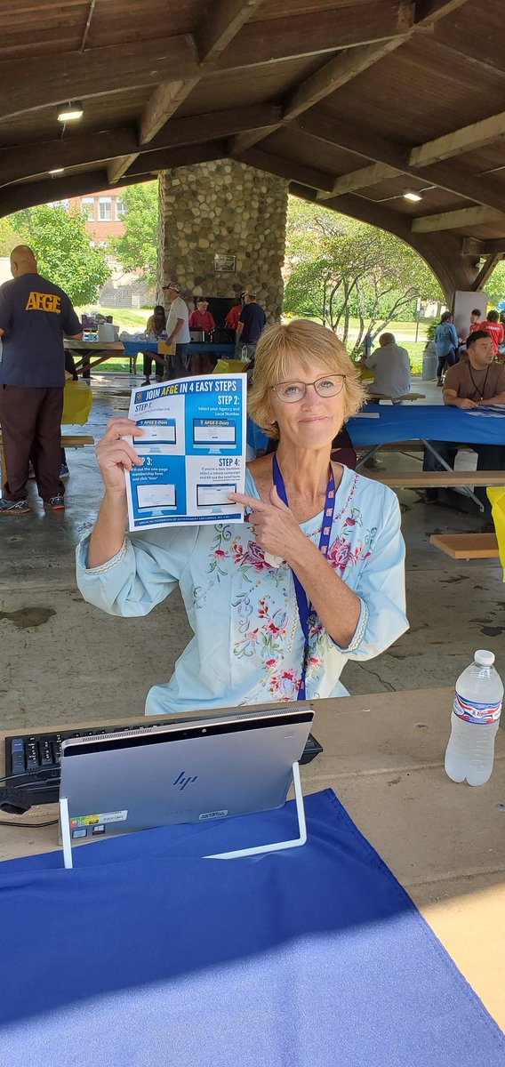 AFGEdistrict7's tweet photo. Members of @AFGENational local 3 at the Milwaukee VA signing up for E-Dues! https://t.co/LooBYZudUN