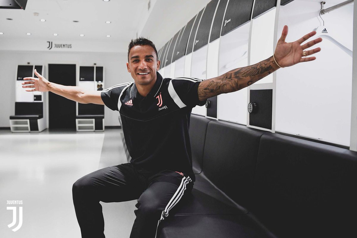 Elvin_DF's tweet photo. 📸 Quelques photos de la présentation de Danilo cet après-midi 😁
#WelcomeDanilo https://t.co/VQUOrYvOUT