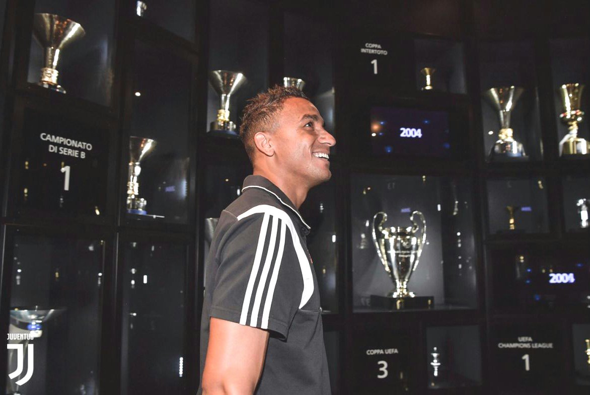 Elvin_DF's tweet photo. 📸 Quelques photos de la présentation de Danilo cet après-midi 😁
#WelcomeDanilo https://t.co/VQUOrYvOUT