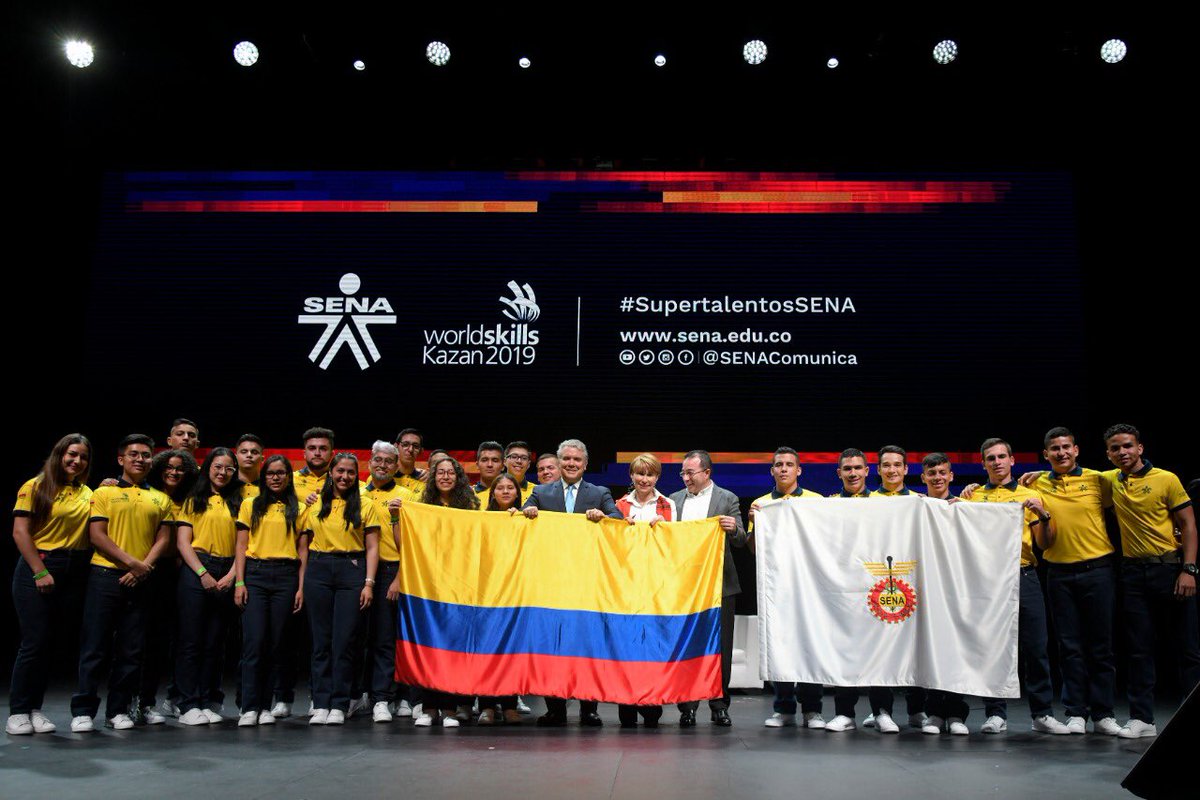 IvanDuque's tweet photo. #Bogotá I Con gran orgullo entregamos el Pabellón Nacional a 24 aprendices del @SENAComunica que representarán al país en los #WorldSkillsKazán2019 en Rusia. Nos sentimos orgullosos de los talentos de nuestros jóvenes, que son la base del emprendimiento. https://t.co/iaii6Ejtlr