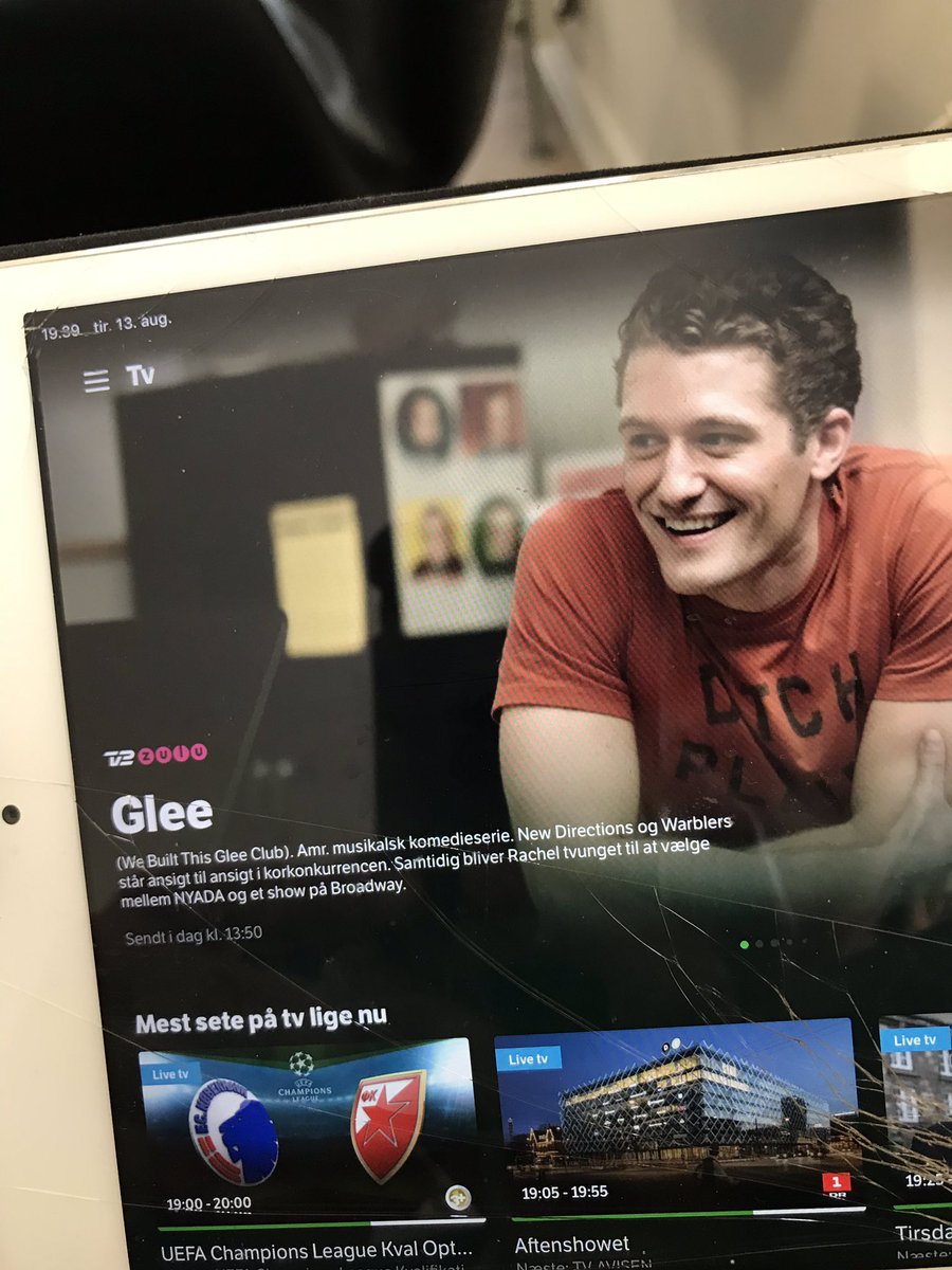 JesperLange's tweet photo. Så viser det sig, at @ALindegaard har været med i Glee🤔😉 Håber at smilet bliver lige så bredt efter næste kamp i rødt og blåt🙏🏼❤️💙 #hifihjärtat #lookalike @HelsingborgsIF @AlltOmHIF https://t.co/YwlzUAM67W