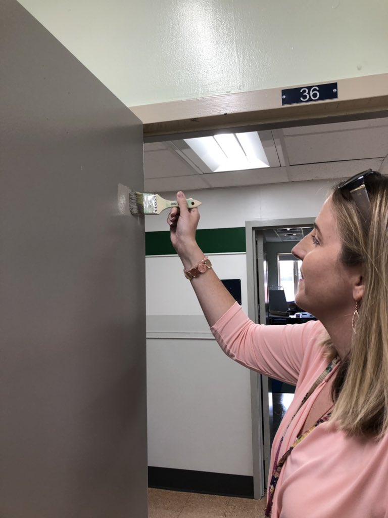 Rainbowsin3rd's tweet photo. Principal Mills and her staff are doing what it takes to welcome our families to open house on Thursday evening.  @mymcpsva @JDES_MCPS #deandreamteam https://t.co/sVa1vvksvU