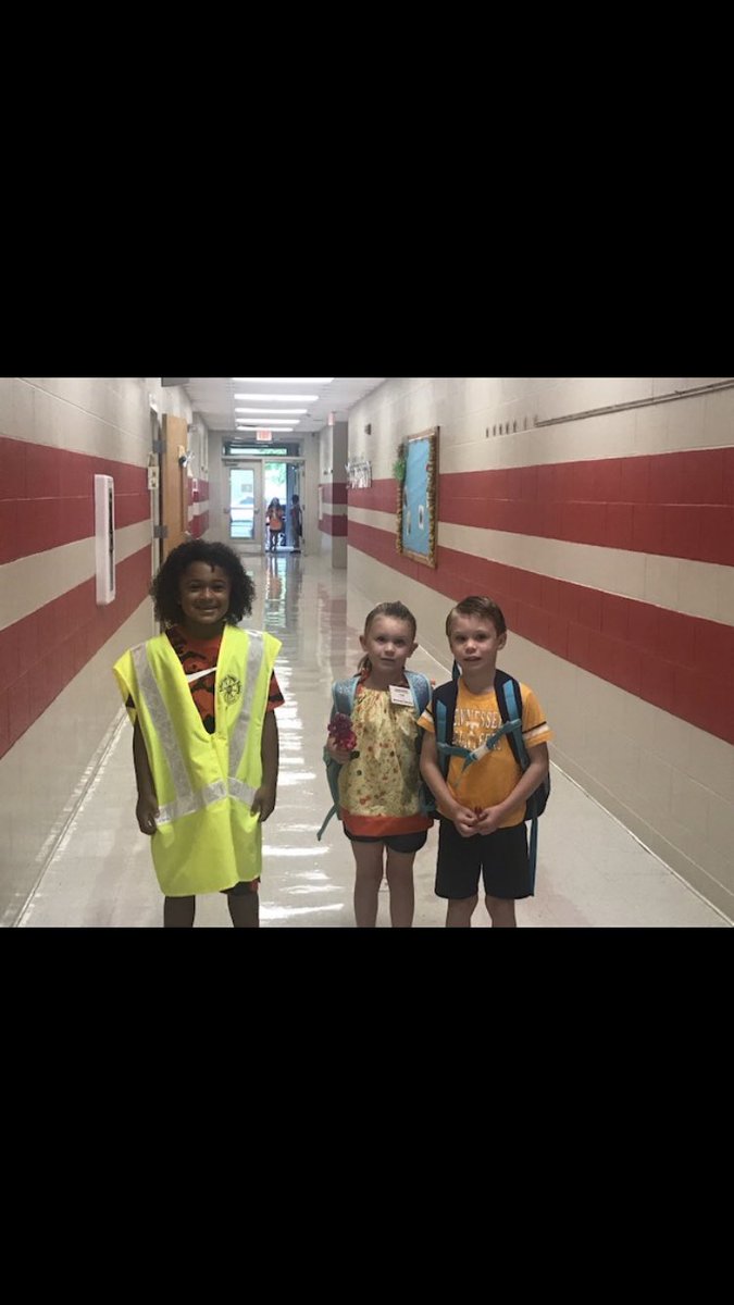 WoodallPatriots's tweet photo. We have to take a moment to brag on these two students who have stepped up and helped our new students walk down the hallway in the morning. #WeAreRCSTN https://t.co/R1zM0PTUdh