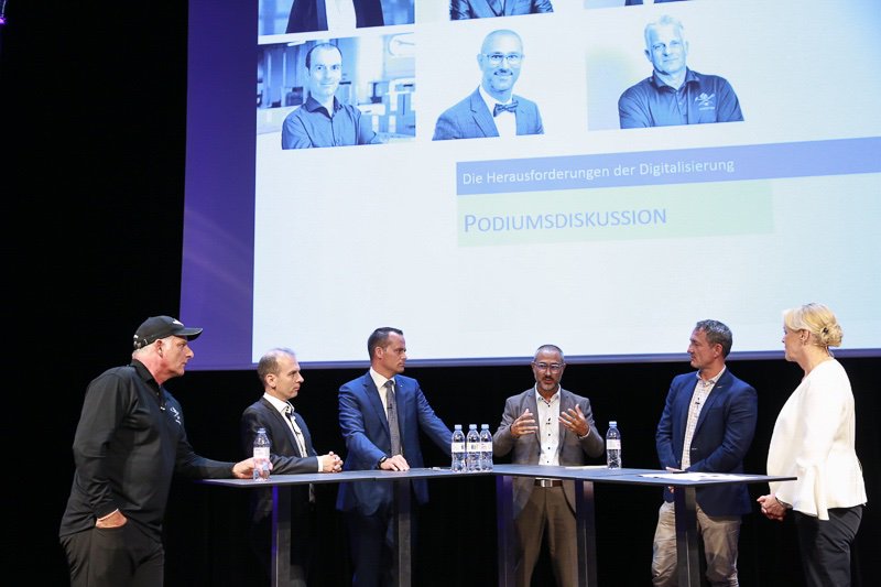 DigitalForumCH's tweet photo. Zum Schluss beleuchten und diskutieren unter der Moderation von Katja Stauber die Referenten und Ständerat @Damian_Mueller_ die Herausforderungen der Digitalisierung. #DEF19 https://t.co/SBVjphg0eV