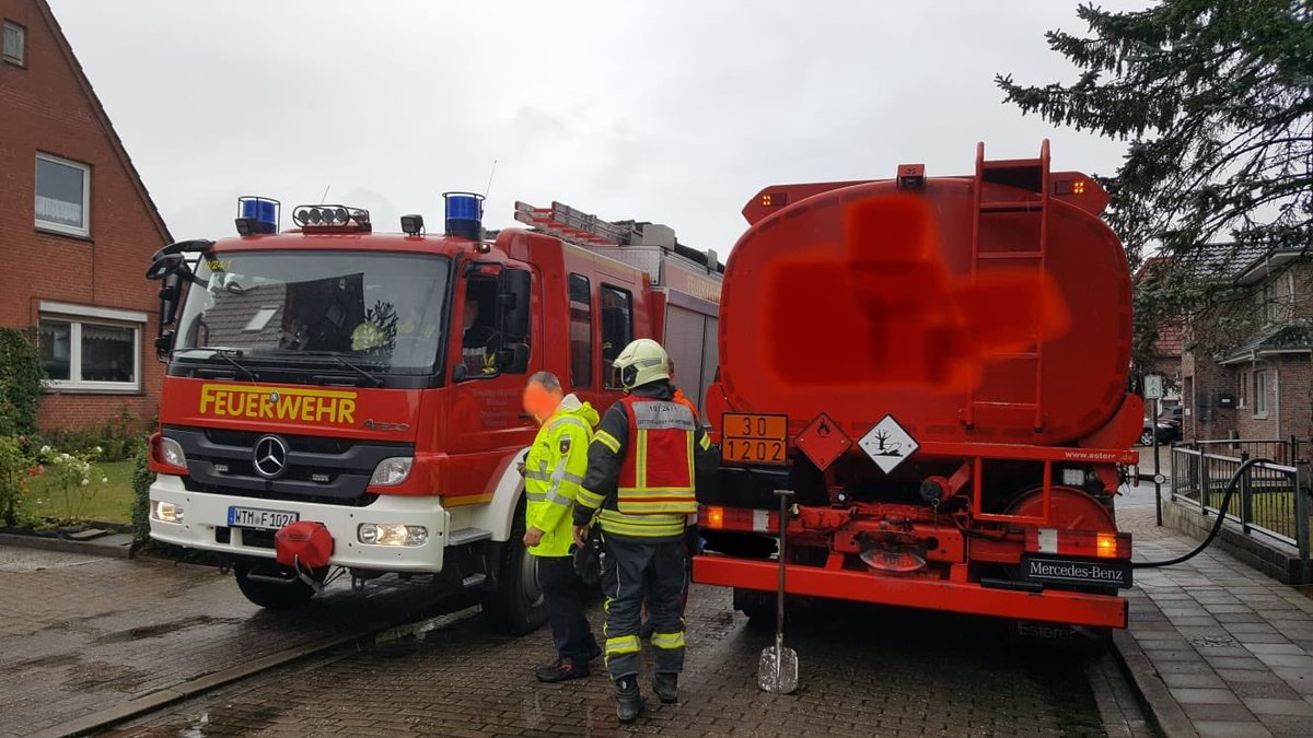 Am Dienstagvormittag um kurz vor 11 Uhr kam beim Befüllen eines Heizöltanks zu einem Ölschaden. Im Garten und im Keller des betroffenen Grundstücks sind größere Mengen Öl ausgelaufen. Die Feuerwehr konnte keinen weiteren Stoffaustritt feststellen. #TH_Ölschaden_klein #OFWittmund
