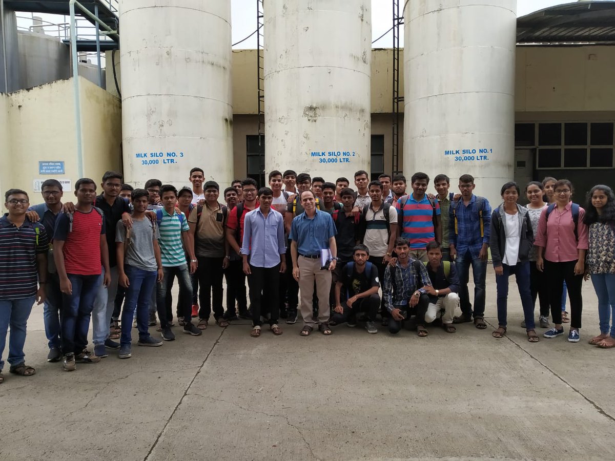 DrVAPatil's tweet photo. Induction program for #FYBTech #VIIT students started. Students are enjoying tree plantation, creative art, industrial visit, literary activity, guest lectures, design thinking and so many sessions....Thank you management for all the support @BharatAgarwal81 @principalviit https://t.co/IGWfidt8l9