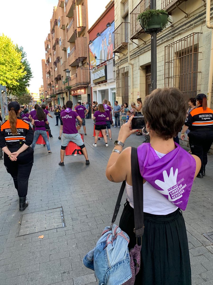 Nuestra concejala  de igualdad @Evaestaporaqui acompaña a la batucada feminista de <a href="/Sambaiduria/">Sambaiduria Batucada</a> por las calles de Leganés #leganéslibredeviolenciasmachistas #fiestasleganes2019