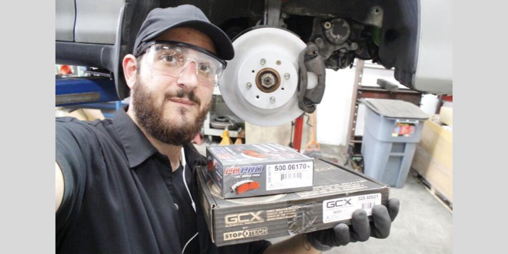 APCAutoTech's tweet image. DYK? #Autotechs can earn Centric Parts swag and prizes by installing GCX #rotors matched with PQ PRO #brakepads. Click here to learn more: bit.ly/2LQgnPV  #autorepair #brakes #carcare #CentricMatch