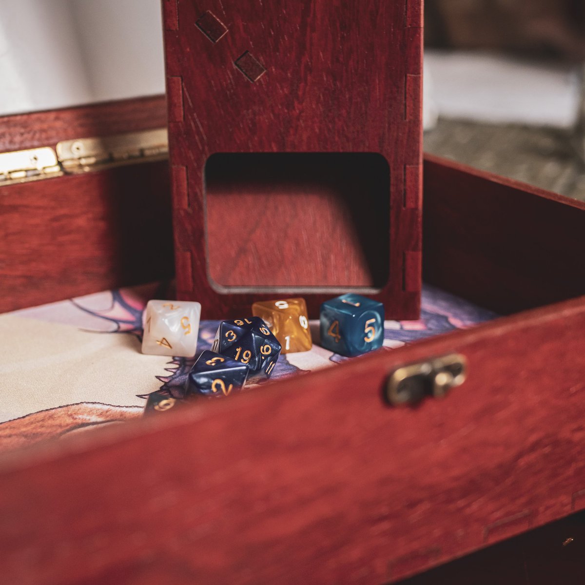 blooming_boards's tweet photo. Check out this sweet Kickstarter - already funded and stretch goals in sight! #hrothgarshoard @HrothgarsHoard #dmsolution #dungeonsanddragons #DnD #d20 #dicetower #dicetray #gamemaster  https://t.co/ml0Wolrx0X https://t.co/DpNyxHaqKS