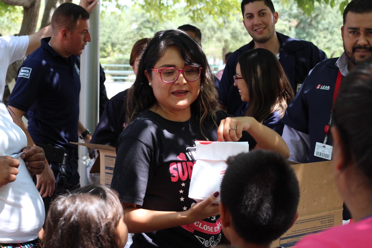 UnitedWayFUCH's tweet photo. En el marco de la celebración del Día Internacional de los Pueblos Indígenas, el  7 de Agosto #LearCentralesMTO repartió 350 hamburguesas a los niños y niñas de las comunidades indígenas que cursan la primaria en Ciudad Juárez y que asistieron al evento “Lápiz, Papel y Tijeras” https://t.co/oSRxFVgHXD