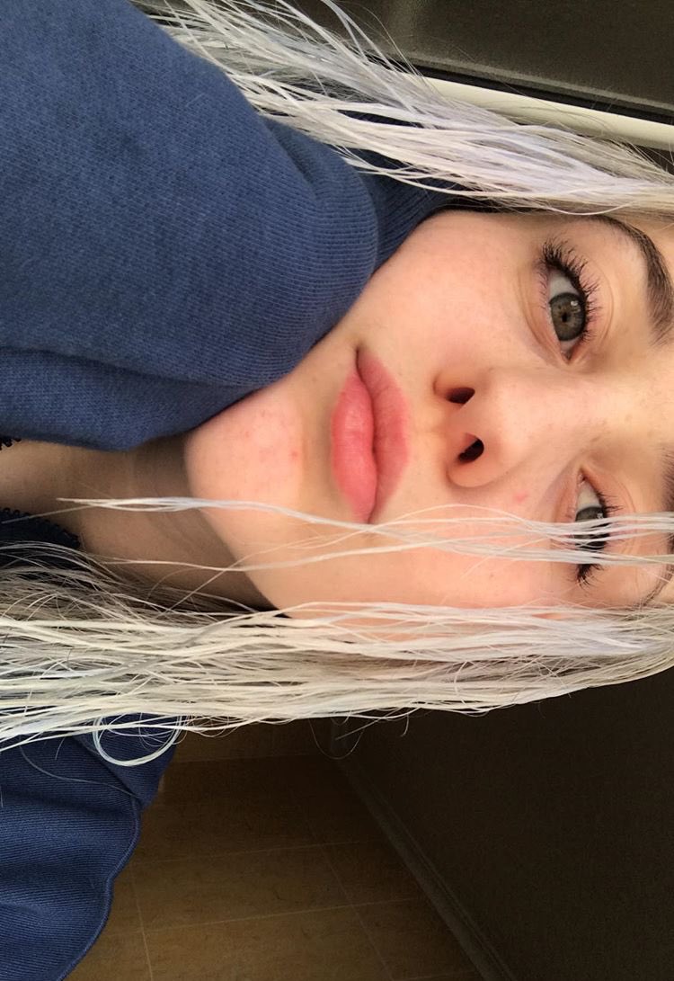 Madre mia, casi un año sin entrar al rol, pero jo, estava deseando volver, por cierto, ya no tengo el pelo azul 🌚