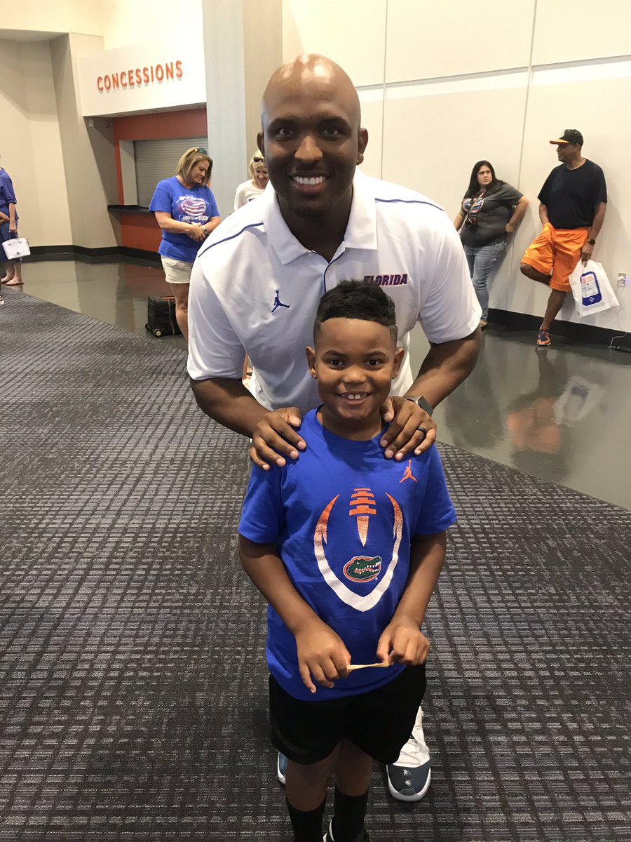 LiljoivanQB's tweet photo. Thank you coach @BDJohnson3 for having my dad and i. Im gonna work real hard this year. #GatorsFanDay #joivanalexander #futuregator #QB #gogators https://t.co/ZUBZDexdVl