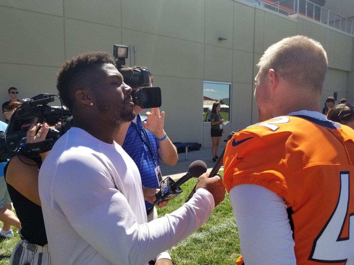 QSickafoose's tweet image. #Broncos safety Dymonte Thomas grabbed a reporter's microphone and helped the media ask @caseykreiter the tough questions 🎤😂

#9sports #BroncosCountry @MoreThanFTBL