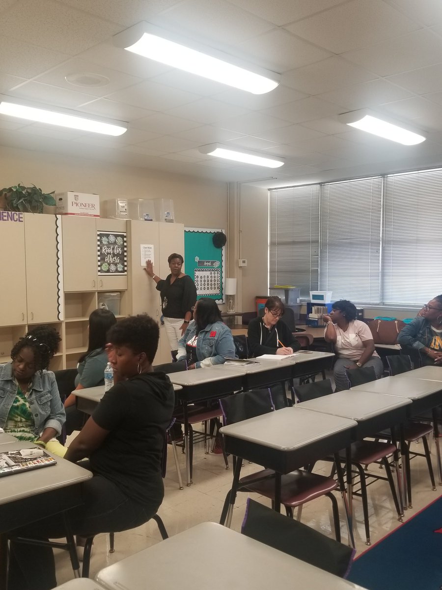 TanMiBlack's tweet photo. @lajaka2003 is modeling classroom design non negotiables at @IsaacsES_HISD 
#TheIsaacsWay #MovingTheBus #ActToImpact @hisdnorth https://t.co/tTeMnTrPbJ
