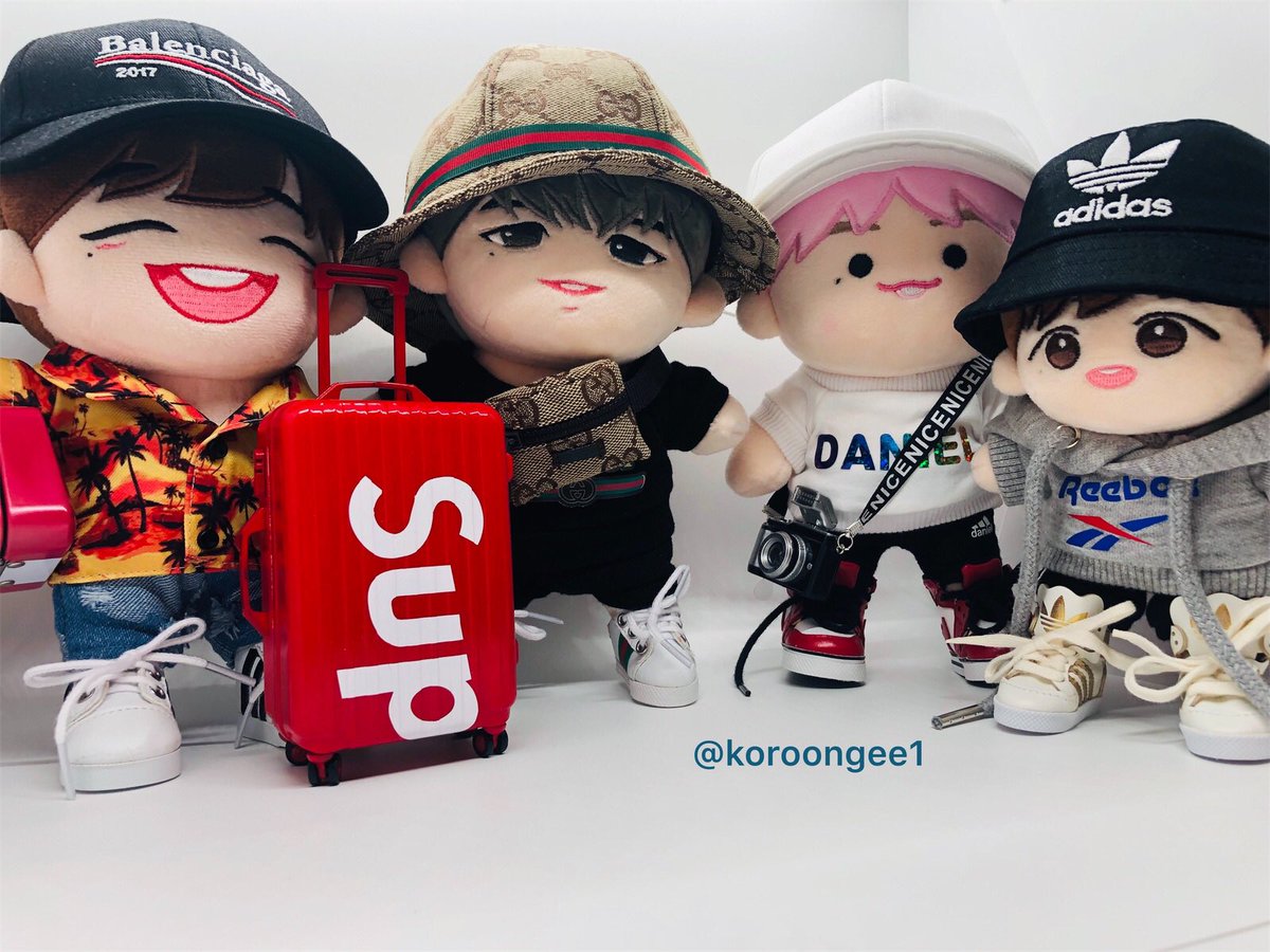 koroongee1's tweet photo. 한여름에 감기걸려 골골대다 결국 여행 떠납니다 ㅠ 멘션도 다 댓 못달고 ㅠ 겨우겨우 짐 싸서 ㅠ 요 아이들이 결국 같이 가게 됐어요 ㅎㅎ 아무래도 옷이 다 20깅 옷이라 15깅은 코룽이만 ㅎㅎ 우리집 절대권력들이 레몬리몬 녜리츄 데려가고요 ㅎ 결국 사람수보다 인형이 더 많은 여행 고고 https://t.co/rNZeoKEybM