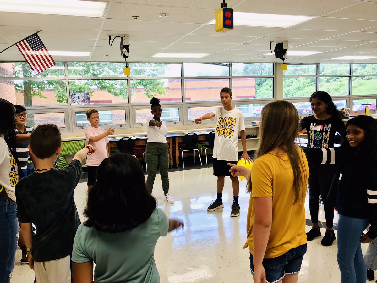 ccampbell_cms's tweet photo. 8th grade WEB Leaders working with 6th graders in small groups. Having fun, learning names and conquering new challenges! #PCMSWEBLeaders #1stdayofschool #BoomerangProject @PCMSColts https://t.co/YvuP2n0dWO