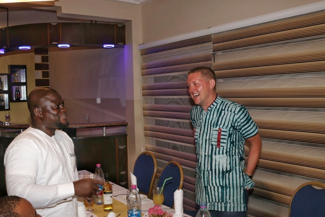 UKinGhana's tweet photo. Afterwards, @walkeriain shared a quick meal with Hon. Salifu Saeed, Northern Regional Minister and other friends and partners in the North.

#TheGhanaGrand🚴🇬🇭 #PartnershipInProgress🤝🇬🇭🇬🇧 https://t.co/GUtw3uOJ89