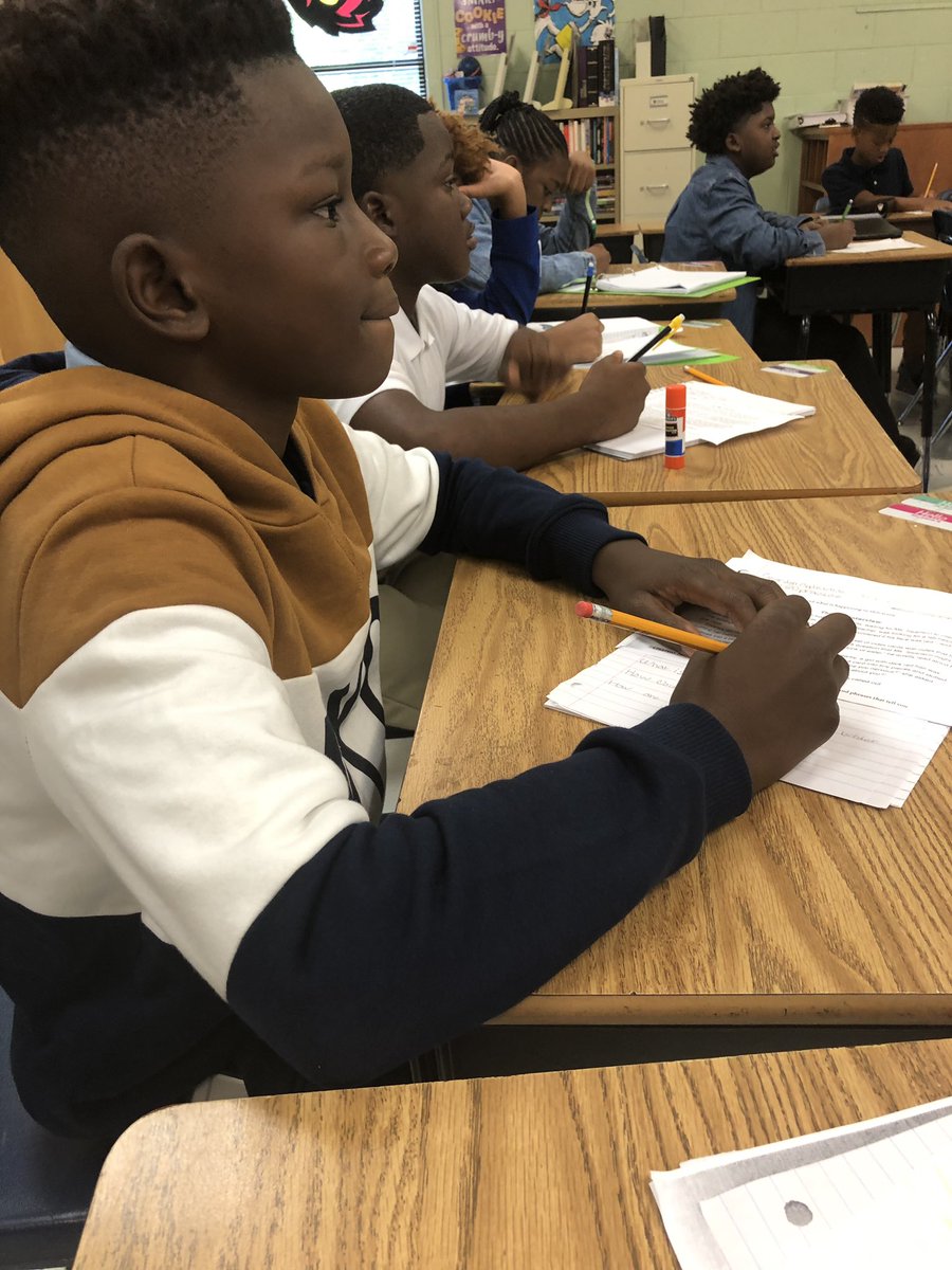 newportnotions's tweet photo. And wouldn’t you know...we went over to @BethuneES Mr. Gray’s room and he was doing the exact same instructional activity as his teammate @ChiTownEdu and THAT is evidence of excellent collaboration! #FCSLearningStartsDay1 #BESDreamTeam https://t.co/ZfOcMR63PS