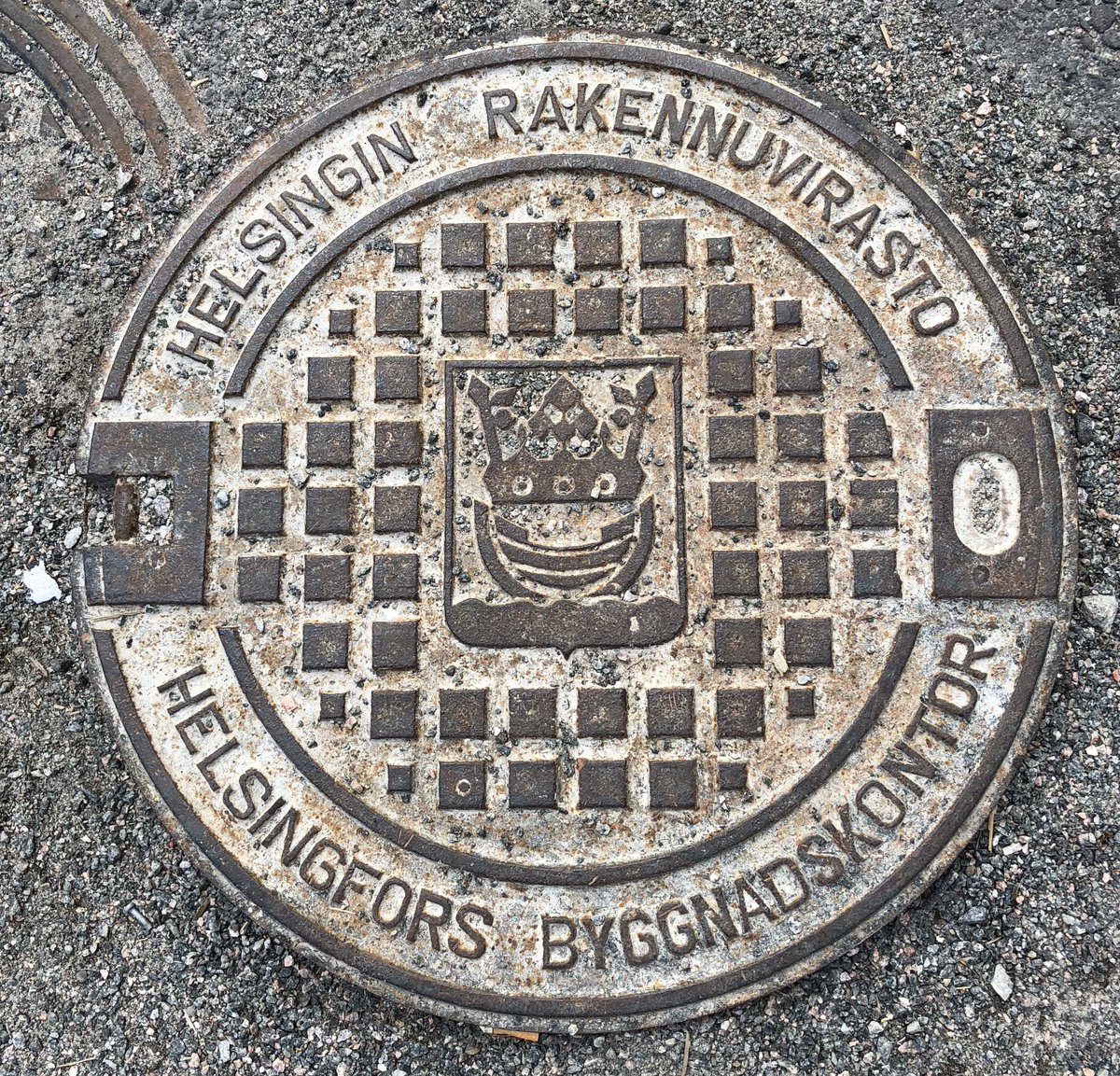 catapultti's tweet photo. #helsinki #maanantaierä #YouHadOneJob tietääkö joku miten isoissa erissä nämä tehdään?-) #kalasatama K-Kampuksen kulmilla ässiä vältellään? #kkampus https://t.co/Hu6wvic3lA