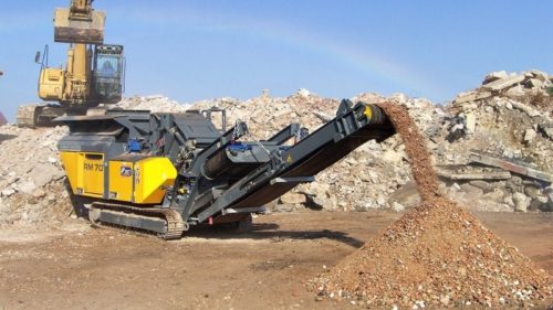 AMACOequipment's tweet image. Did you know our #RubbleMaster can help you achieve a 90% onsite recycling rate? Read our blog to learn more about how it can maneuver tight urban settings and keep recycled material onsite for future use in #construction:  bit.ly/2MhfGiQ 
#heavyequipment
