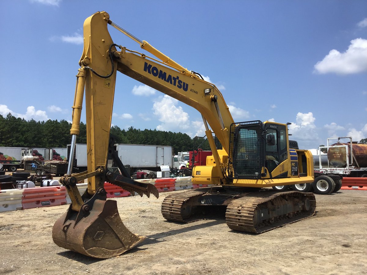JMAuctioneers's tweet photo. Check out this 2017 #KOMATSU PC210LC-11 #HYDRAULIC #EXCAVATOR that just arrived! This item &amp; more to be sold in #Brooklyn (Hattiesburg), MS - Aug 16 &amp; 17. Search &amp; view items here: https://t.co/yqMIu250XS #JeffMartinAuctioneers #Auction #Trackhoe #HeavyEquipment #YardFull https://t.co/HrpoIln6cH